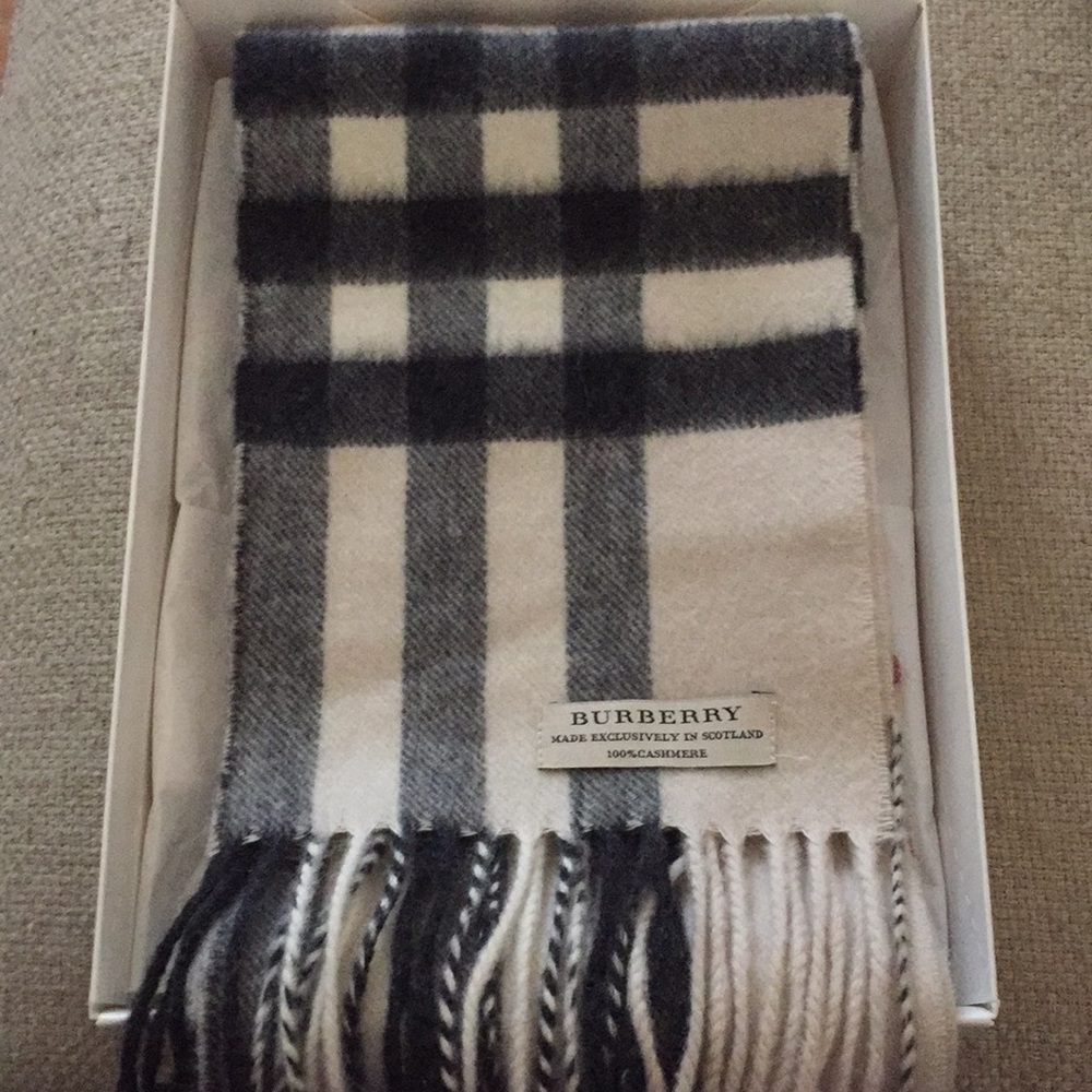 Burberry 100% cashmere scarf
